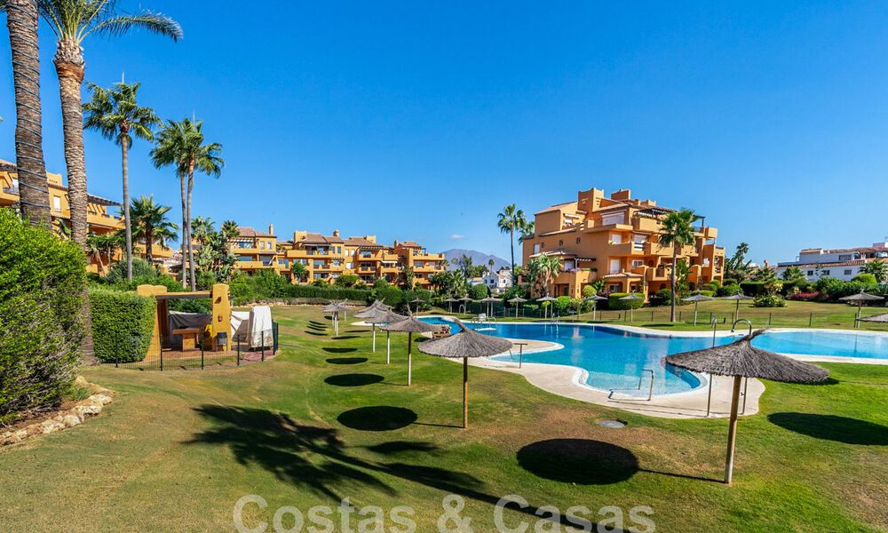 Ruim penthouse te koop in een gated strandcomplex met magnifiek zeezicht in La Duquesa, Costa del Sol 59299
