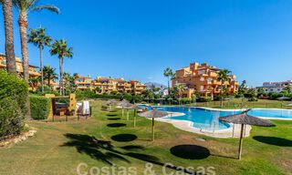 Ruim penthouse te koop in een gated strandcomplex met magnifiek zeezicht in La Duquesa, Costa del Sol 59299 