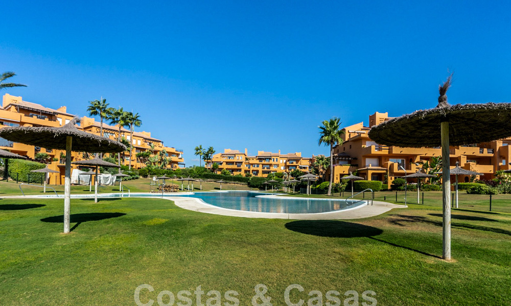 Ruim penthouse te koop in een gated strandcomplex met magnifiek zeezicht in La Duquesa, Costa del Sol 59300