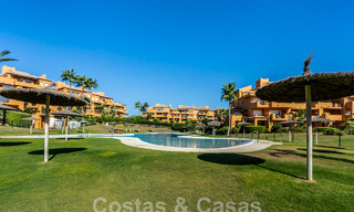 Ruim penthouse te koop in een gated strandcomplex met magnifiek zeezicht in La Duquesa, Costa del Sol 59300 