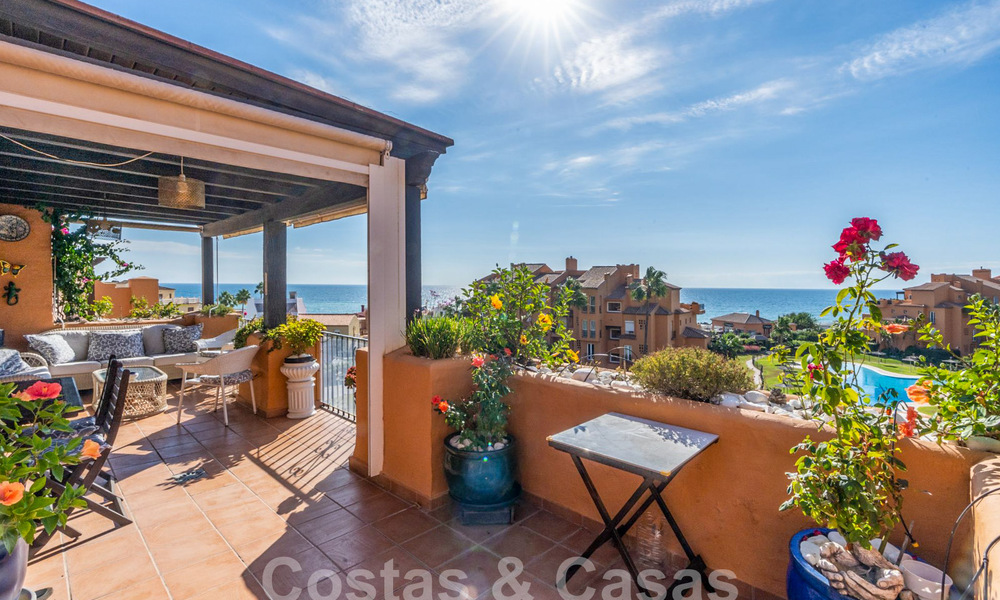 Ruim penthouse te koop in een gated strandcomplex met magnifiek zeezicht in La Duquesa, Costa del Sol 59329