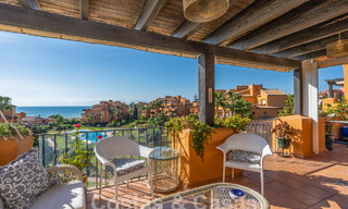 Ruim penthouse te koop in een gated strandcomplex met magnifiek zeezicht in La Duquesa, Costa del Sol 59332 