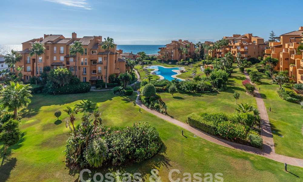 Ruim penthouse te koop in een gated strandcomplex met magnifiek zeezicht in La Duquesa, Costa del Sol 59334