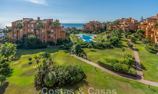 Ruim penthouse te koop in een gated strandcomplex met magnifiek zeezicht in La Duquesa, Costa del Sol 59334 