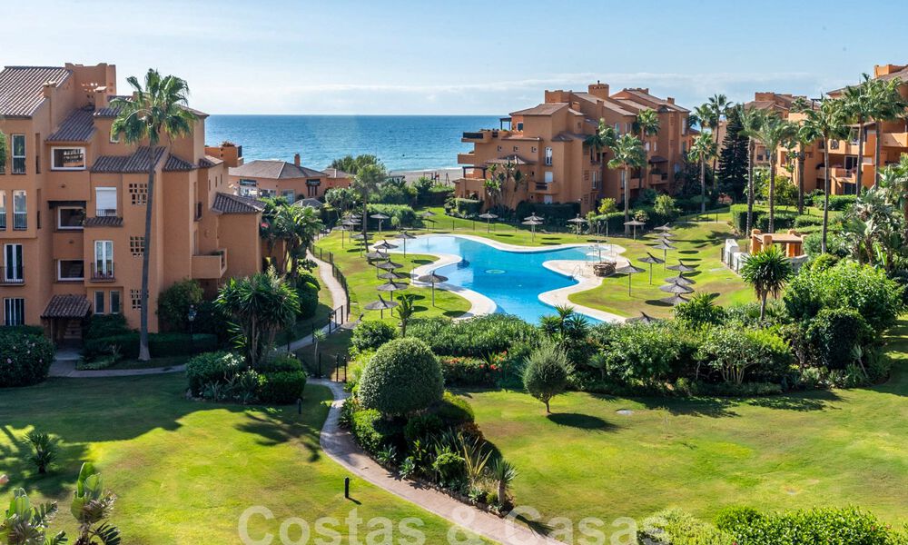Ruim penthouse te koop in een gated strandcomplex met magnifiek zeezicht in La Duquesa, Costa del Sol 59335