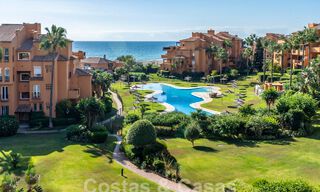 Ruim penthouse te koop in een gated strandcomplex met magnifiek zeezicht in La Duquesa, Costa del Sol 59335 