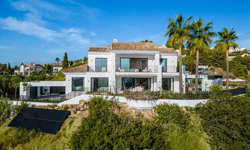 Moderne Andalusische luxevilla met onbelemmerd zeezicht te koop in een beveiligde wijk in La Quinta, Marbella - Benahavis 59525
