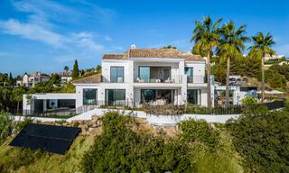 Moderne Andalusische luxevilla met onbelemmerd zeezicht te koop in een beveiligde wijk in La Quinta, Marbella - Benahavis 59525 