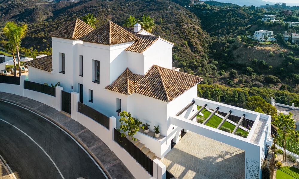 Moderne Andalusische luxevilla met onbelemmerd zeezicht te koop in een beveiligde wijk in La Quinta, Marbella - Benahavis 59527