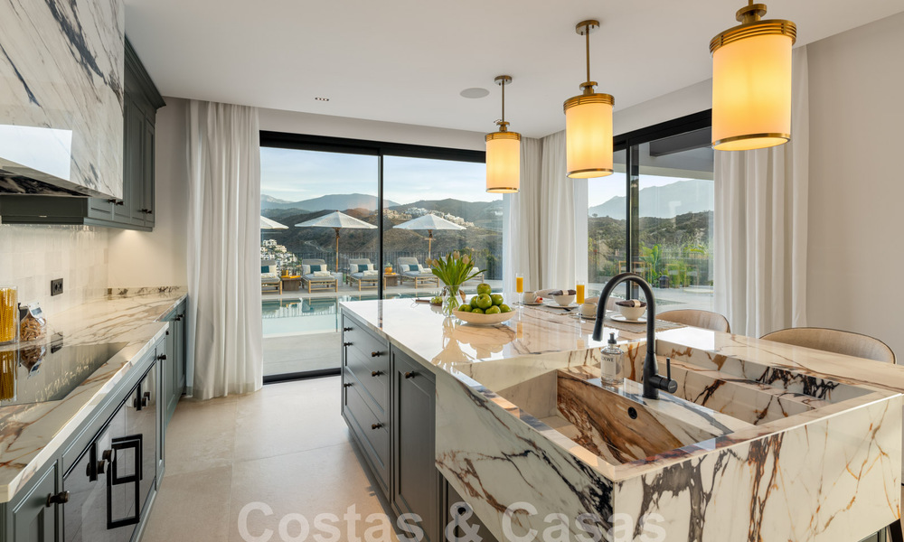 Moderne Andalusische luxevilla met onbelemmerd zeezicht te koop in een beveiligde wijk in La Quinta, Marbella - Benahavis 59536