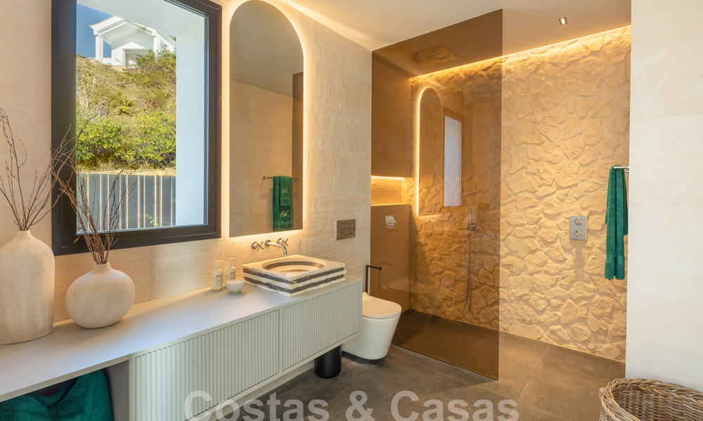 Moderne Andalusische luxevilla met onbelemmerd zeezicht te koop in een beveiligde wijk in La Quinta, Marbella - Benahavis 59543