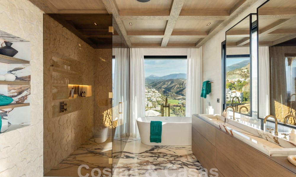 Moderne Andalusische luxevilla met onbelemmerd zeezicht te koop in een beveiligde wijk in La Quinta, Marbella - Benahavis 59544