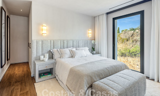 Moderne Andalusische luxevilla met onbelemmerd zeezicht te koop in een beveiligde wijk in La Quinta, Marbella - Benahavis 59550 