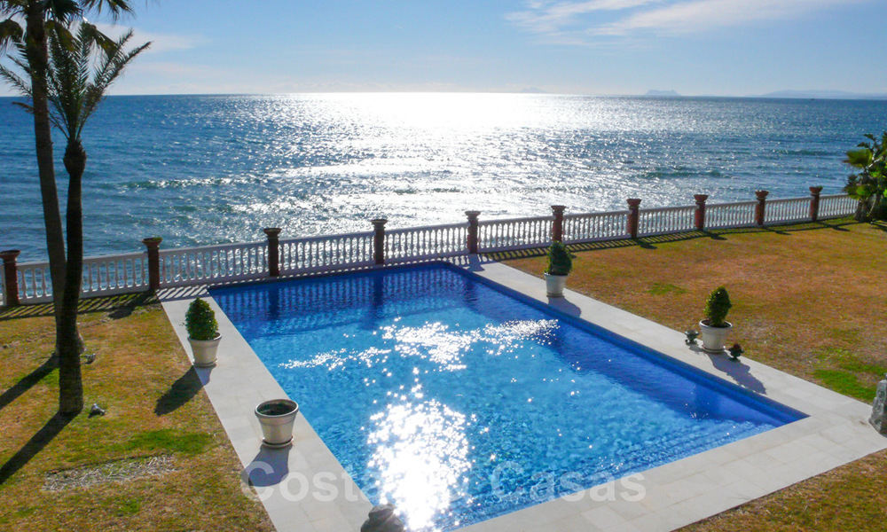 Beachfront Luxe Villa te koop, direct aan zee, Marbella - Estepona 31110