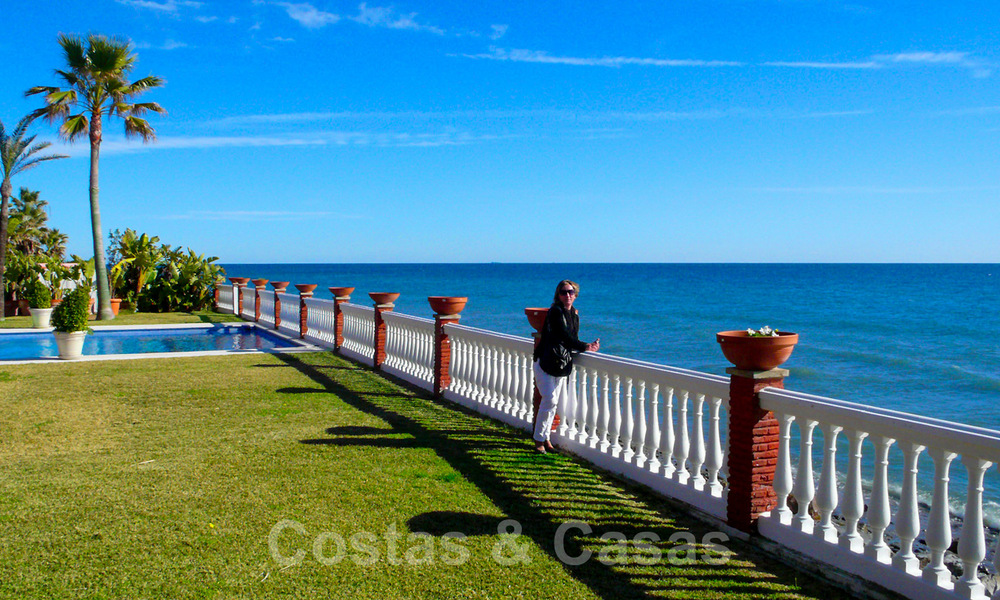 Beachfront Luxe Villa te koop, direct aan zee, Marbella - Estepona 31112