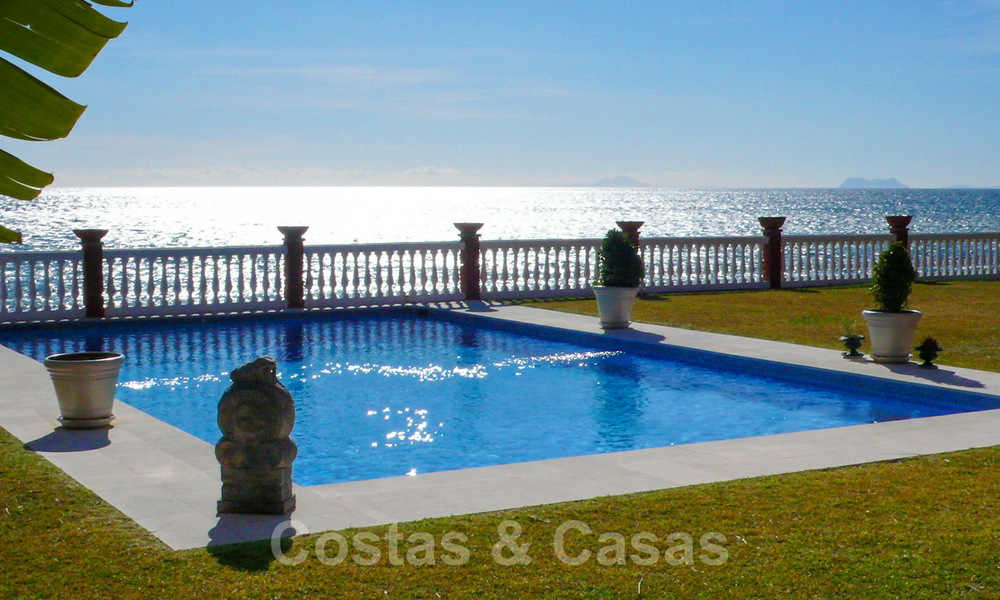 Beachfront Luxe Villa te koop, direct aan zee, Marbella - Estepona 31115