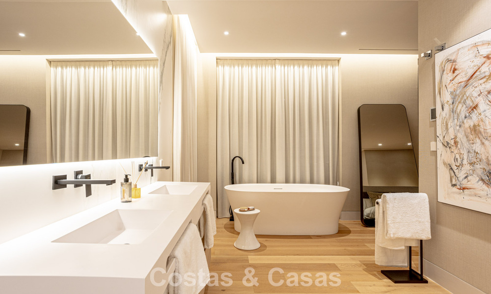 Contemporaine nieuwbouwvilla te koop in een geprefereerde golfurbanisatie op de New Golden Mile, Marbella - Benahavis 782466