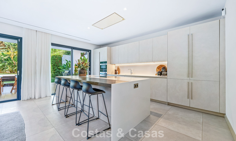 Moderne luxevilla te koop in een eigentijds bouwstijl, op loopafstand van Puerto Banus, Marbella 788878