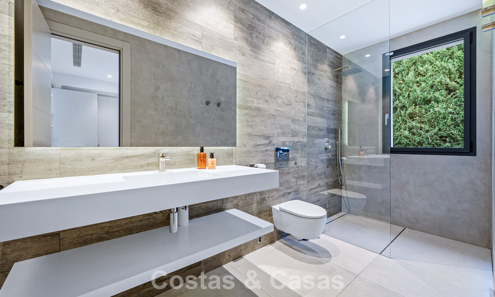 Moderne luxevilla te koop in een eigentijds bouwstijl, op loopafstand van Puerto Banus, Marbella 788882