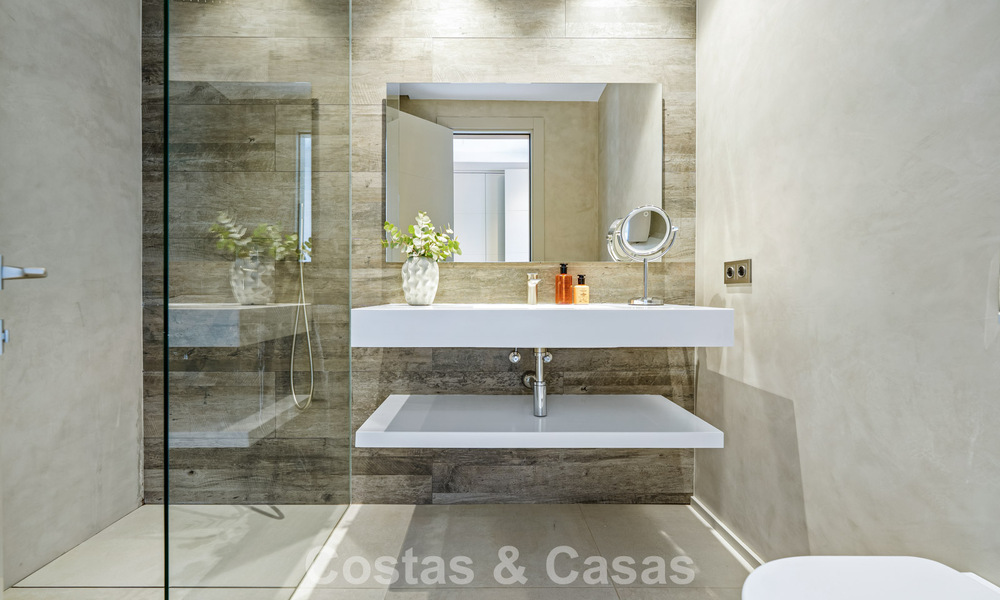 Moderne luxevilla te koop in een eigentijds bouwstijl, op loopafstand van Puerto Banus, Marbella 788897