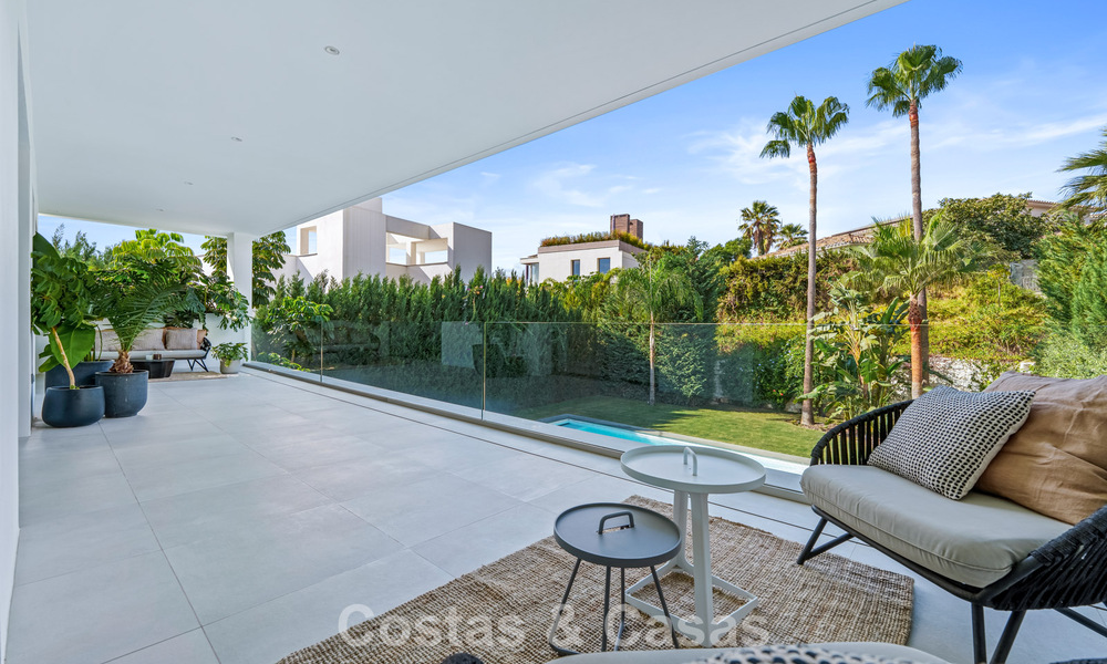 Moderne luxevilla te koop in een eigentijds bouwstijl, op loopafstand van Puerto Banus, Marbella 788898