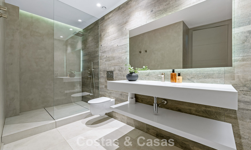 Moderne luxevilla te koop in een eigentijds bouwstijl, op loopafstand van Puerto Banus, Marbella 788905