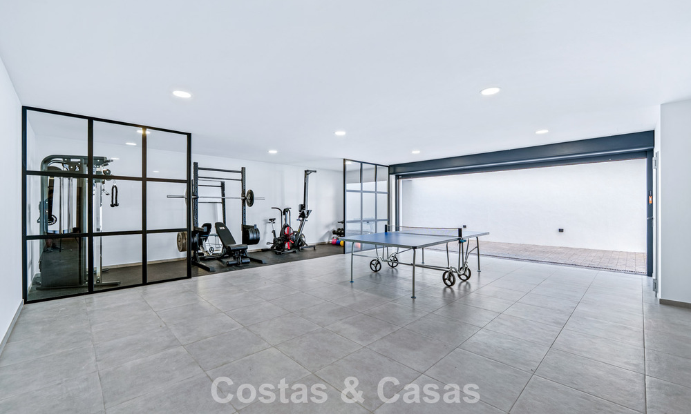 Moderne luxevilla te koop in een eigentijds bouwstijl, op loopafstand van Puerto Banus, Marbella 788907