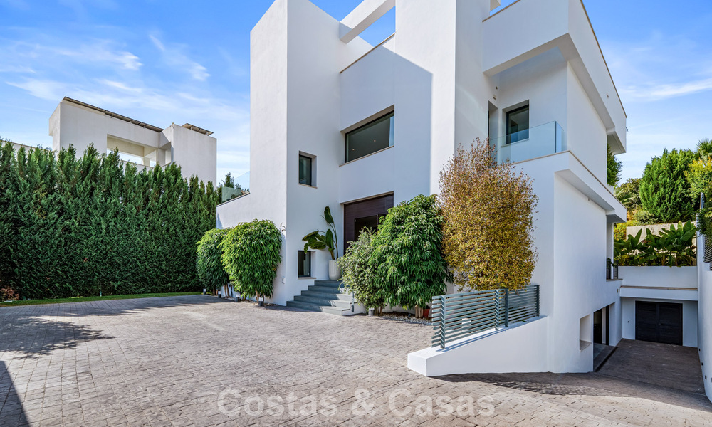 Moderne luxevilla te koop in een eigentijds bouwstijl, op loopafstand van Puerto Banus, Marbella 788908
