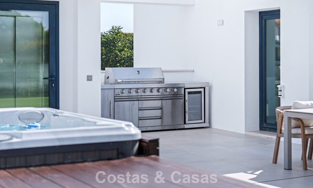 Moderne luxevilla te koop in een eigentijds bouwstijl, op loopafstand van Puerto Banus, Marbella 788910