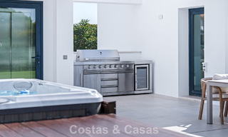 Moderne luxevilla te koop in een eigentijds bouwstijl, op loopafstand van Puerto Banus, Marbella 788910 