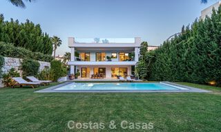 Moderne luxevilla te koop in een eigentijds bouwstijl, op loopafstand van Puerto Banus, Marbella 788913 