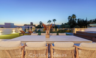 Moderne luxevilla te koop in een eigentijds bouwstijl, op loopafstand van Puerto Banus, Marbella 788914 