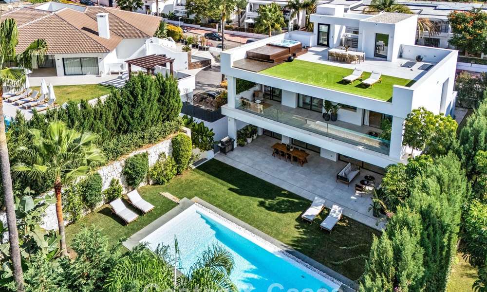 Moderne luxevilla te koop in een eigentijds bouwstijl, op loopafstand van Puerto Banus, Marbella 788922