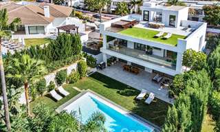 Moderne luxevilla te koop in een eigentijds bouwstijl, op loopafstand van Puerto Banus, Marbella 788922 