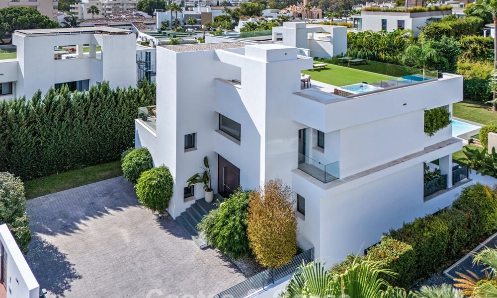 Moderne luxevilla te koop in een eigentijds bouwstijl, op loopafstand van Puerto Banus, Marbella 788923