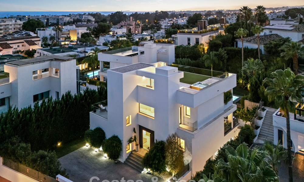 Moderne luxevilla te koop in een eigentijds bouwstijl, op loopafstand van Puerto Banus, Marbella 788925