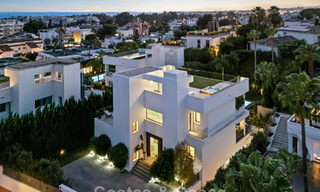 Moderne luxevilla te koop in een eigentijds bouwstijl, op loopafstand van Puerto Banus, Marbella 788925 