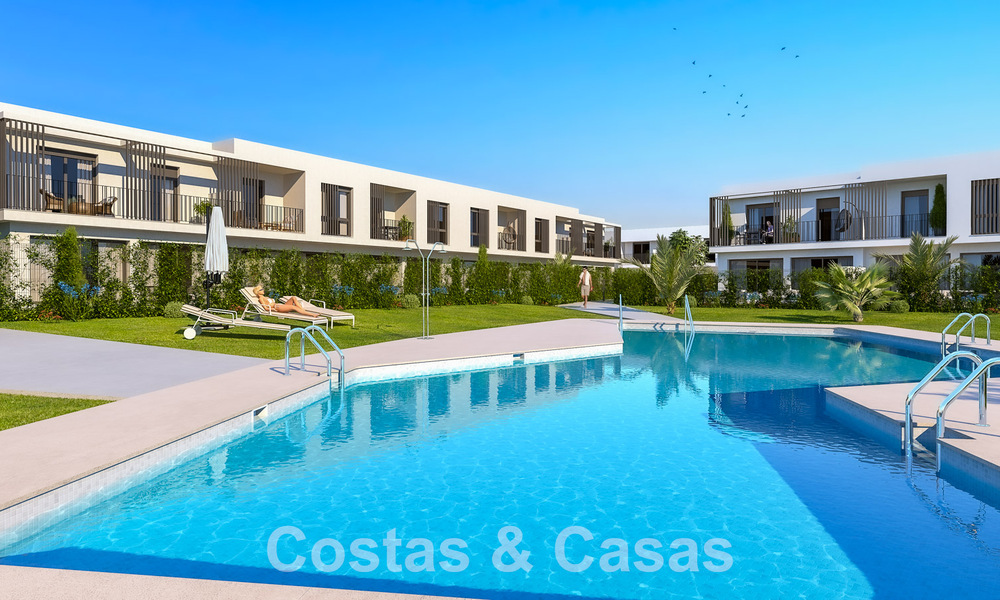 Nieuwe, moderne rijwoningen met 4 slaapkamers te koop in een eersteklas golfresort in San Roque, Costa del Sol 59490