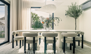 Karaktervolle, gerenoveerde luxevilla met zeezicht in een gated community te koop in Nueva Andalucia, Marbella 59997 