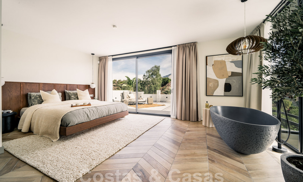 Karaktervolle, gerenoveerde luxevilla met zeezicht in een gated community te koop in Nueva Andalucia, Marbella 59998