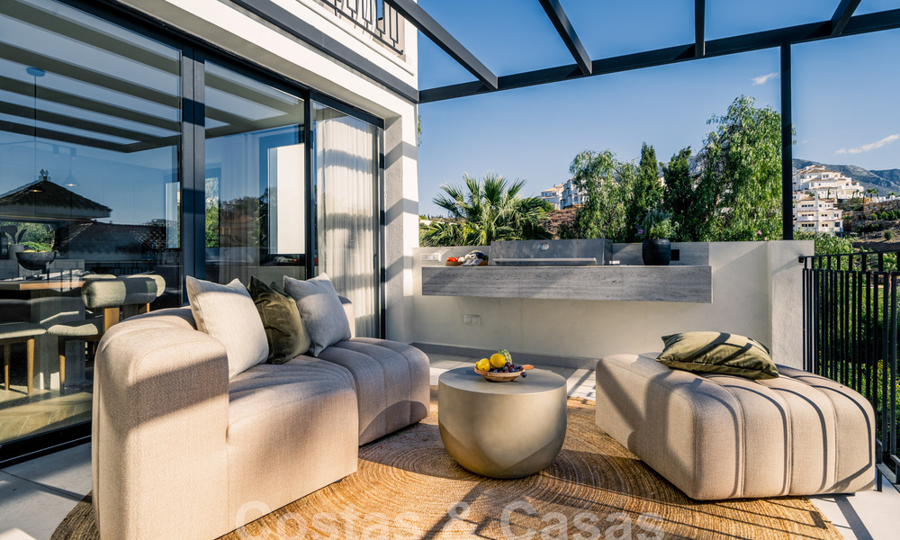 Karaktervolle, gerenoveerde luxevilla met zeezicht in een gated community te koop in Nueva Andalucia, Marbella 60015