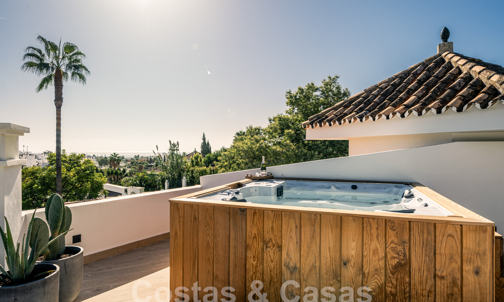 Karaktervolle, gerenoveerde luxevilla met zeezicht in een gated community te koop in Nueva Andalucia, Marbella 60018