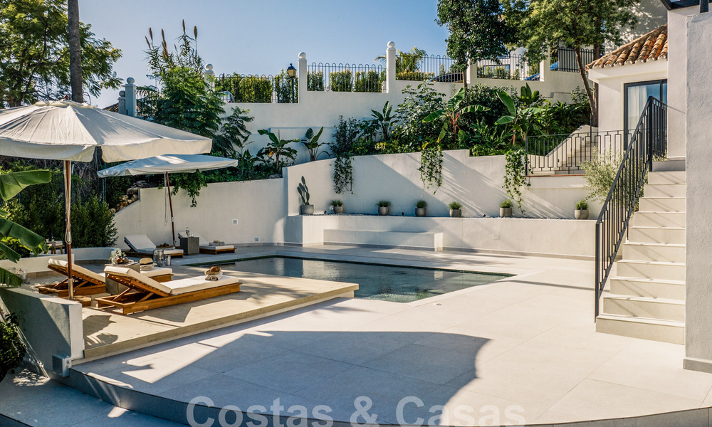 Karaktervolle, gerenoveerde luxevilla met zeezicht in een gated community te koop in Nueva Andalucia, Marbella 60021