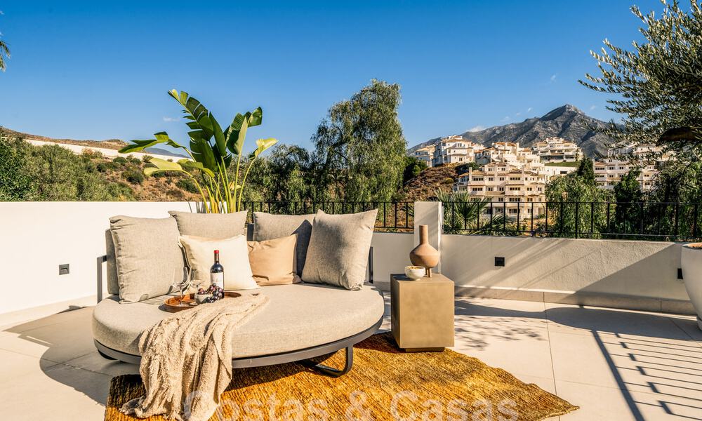 Karaktervolle, gerenoveerde luxevilla met zeezicht in een gated community te koop in Nueva Andalucia, Marbella 60024