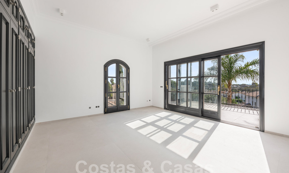 Luxevilla i/e klassieke en Andalusische bouwstijl met zeezicht te koop o/d New Golden Mile, Marbella - Estepona 60095