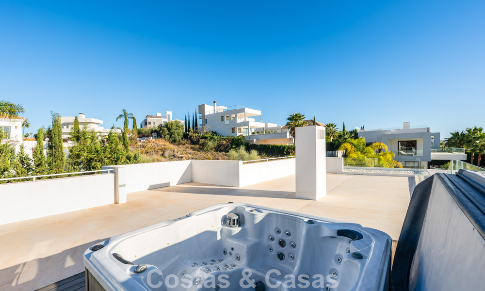 Geavanceerde luxevilla met strak design te koop in een gated community in Nueva Andalucia’s golfvallei in Marbella 60365