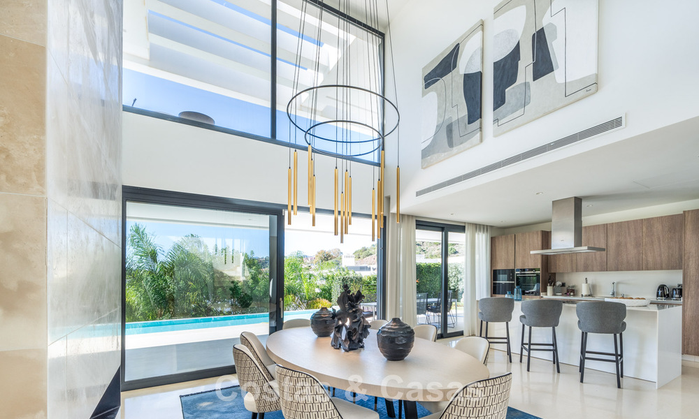 Geavanceerde luxevilla met strak design te koop in een gated community in Nueva Andalucia’s golfvallei in Marbella 60370