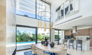 Geavanceerde luxevilla met strak design te koop in een gated community in Nueva Andalucia’s golfvallei in Marbella 60370 