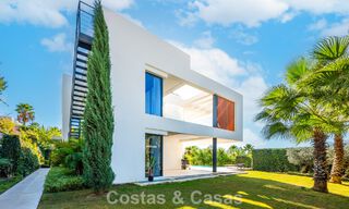 Geavanceerde luxevilla met strak design te koop in een gated community in Nueva Andalucia’s golfvallei in Marbella 60374 