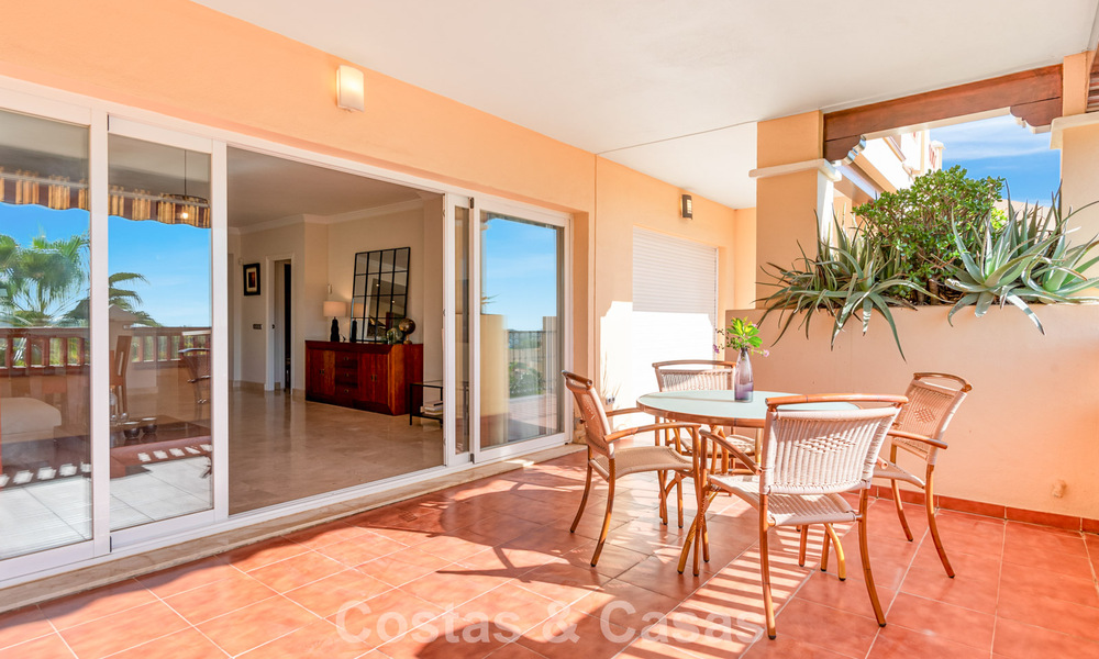 Ruim appartement te koop met zeezicht in een eerstelijns golfcomplex op de New Golden Mile, Marbella - Estepona 60381